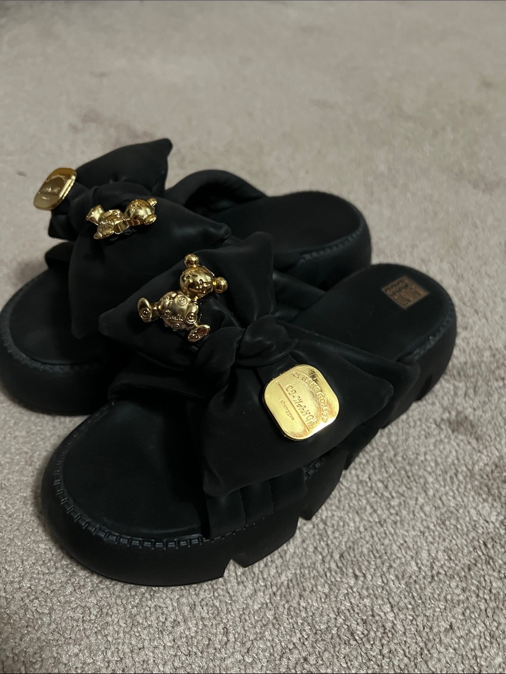 Slip on chunky squishy cloud foam Bear fashion sandals gold/black 6.5 women’s - Picture 2 of 8